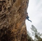 Bergsteiger auf einer harten Sportkletterroute — Stockfoto