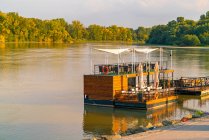 Szentendre restaurante barco o club en el río del Danubio con bosque - foto de stock