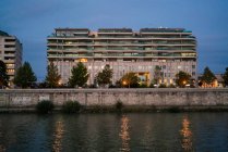 Промисловий курорт дешева розкіш сучасних резиденцій на Дунаї — стокове фото