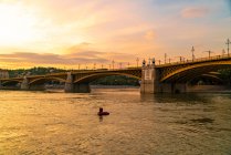 Margaret Bridge Margit caché sur le Danube au coucher du soleil — Photo de stock