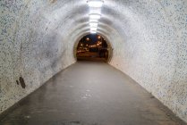 Un tunnel sous le pont de la chaîne à Budapest par le Danube — Photo de stock
