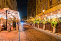 Restaurants confortables à Budapest la nuit — Photo de stock