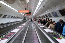 Scale mobili alla metropolitana metropolitana di Budapest con pendolari — Foto stock