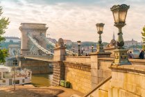 Le pont de la chaîne tôt le matin sur le Danube et le château Buda — Photo de stock