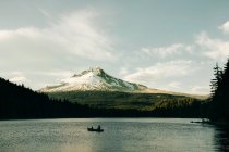 A father canoes with his daughter on Trillium Lake near Mt. Hood, OR. — Stock Photo