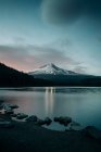 Trillium Lake e Mt. Cappuccio di notte in Oregon. — Foto stock