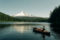Father canoes with his daughter on Trillium Lake near Mt. Hood, OR. — Stock Photo