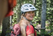 Una joven sonríe durante una bicicleta de montaña en Oregon. - foto de stock