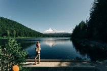 A father carries his daughter on his shoulders at Trillium Lake, OR. — Stock Photo