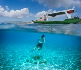 Jeune homme plongée, vue sous-marine — Photo de stock