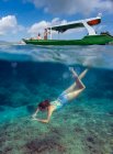 Las mujeres jóvenes se divierten en el océano, vista submarina - foto de stock