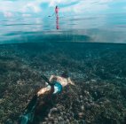 Junges Paar hat Spaß im Meer, Unterwasserblick — Stockfoto