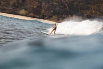 Jeune femme surfant dans l'océan Indien — Photo de stock