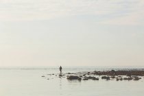 Fisherman at Indian Ocean coastline — Stock Photo