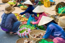 Mujeres vendiendo verduras en el mercado Hoi An, provincia de Quang Nam, Vietnam - foto de stock