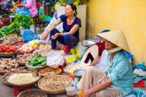 Вьетнамские женщины, продающие еду на уличном рынке, Хойан, провинция Куанг Нам, Вьетнам — стоковое фото