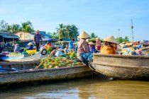 Marché flottant de Phong Dien, district de Phong Dien, Can Tho, delta du Mékong, Vietnam — Photo de stock