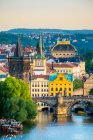 République tchèque, Prague. Vue du pont Charles et des bâtiments de la vieille ville de Mala Strana depuis le parc Letna, sur la colline Letna. — Photo de stock
