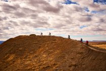 Motociclistas de montanha ao longo de um cume em Fruita, Colorado. — Fotografia de Stock