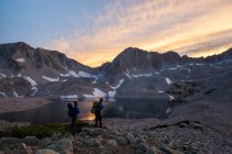 Homem e mulher turistas descem a serra nordeste de Capitol Peak, Elk Mountains, Colorado. — Fotografia de Stock