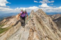 Women climb narrow ridge on Capitol Peak, Elk Mountains, Colorado — Stock Photo