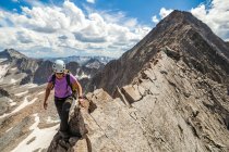 Le donne scalano stretta cresta sul Campidoglio Picco, Alce Montagne, Colorado — Foto stock