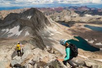 Turistas hombres y mujeres descienden por la cresta noreste del pico Capitol, montañas Elk, Colorado. - foto de stock
