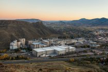 Vista de la fábrica de cerveza Coors en Golden, Colorado desde North Table Mountain. - foto de stock