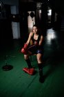 Giovane donna che pratica la boxe in palestra — Foto stock