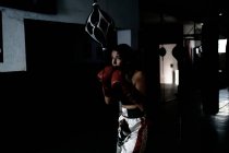 Giovane donna che pratica la boxe in palestra — Foto stock
