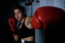 Молода жінка практикує бокс у спортзалі — стокове фото