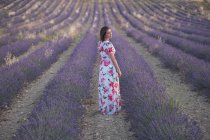 Frau beobachtet Lavendelfeld — Stockfoto