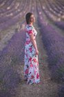 Женщина, наблюдающая за лавандовым полем — стоковое фото