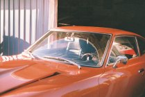 Auto sportiva dagli anni Settanta da vicino e catturata su pellicola. — Foto stock
