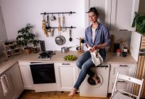 Jovem e bela dona de casa mulher cozinhar em uma cozinha — Fotografia de Stock