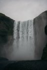 Island, Fluss und Wasserfall — Stockfoto