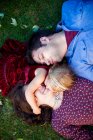 Young couple kissing daughter on grass in Detroit MI — Stock Photo