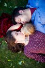 Jovem casal beijando filha na grama em Detroit MI — Fotografia de Stock