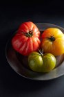 Tomates héritées sur une assiette en étain — Photo de stock