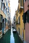 Belle vue sur le canal de venise et la vieille ville vénitienne, les grands canaux et l'architecture des plus merveilleux — Photo de stock