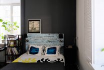 Уютный серый современный интерьер спальни с мебелью — стоковое фото