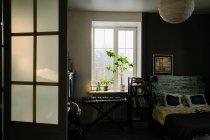 Уютный серый современный интерьер спальни с мебелью — стоковое фото