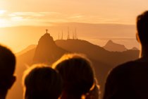Schöner Blick auf Touristen, die den Sonnenuntergang vom Zuckerhut aus beobachten — Stockfoto