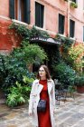 Joven turista en traje y abrigo en las calles de Venecia - foto de stock