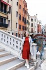 Jovem turista de vestido e casaco nas ruas de Veneza — Fotografia de Stock