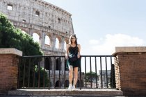 Влітку молодий турист ходить вулицями Рима. — стокове фото
