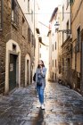Jovem turista caminha pelas ruas de Roma no verão — Fotografia de Stock