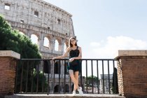 Молодой турист ходит по улицам Рима летом — стоковое фото