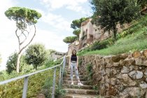 Giovane turista passeggia per le vie di Roma in estate — Foto stock