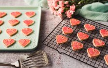 Saint Valentin, coeurs, biscuits, fleurs et coeurs sur fond gris — Photo de stock
